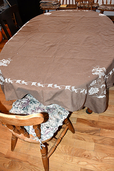 Brown White Table Cloth 01
